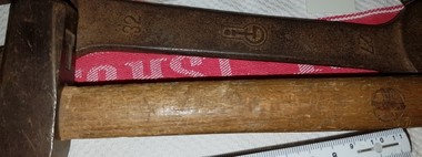 Schraubenschlüssel der I.G. Farben, Hammer mit altem Hoechstlogo 1948-1952 aus der Sammlung. Foto: Udo Koch