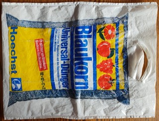 Plastiktüte mit Werbung für das berühmte Blaukorn. Aus der Sammlung. Foto: Udo Koch