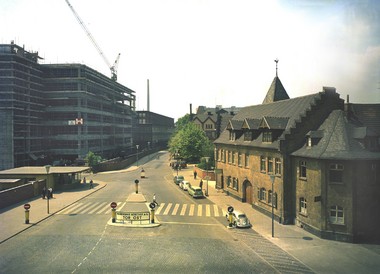 Tor Ost im Jahr 1958/59. Links Gebäude D711 im Bau, rechts die alte Feuerwache, 1960 abgerissen. Quelle: Hoechst GmbH, Firmenarchiv, D-65926 Frankfurt am Main